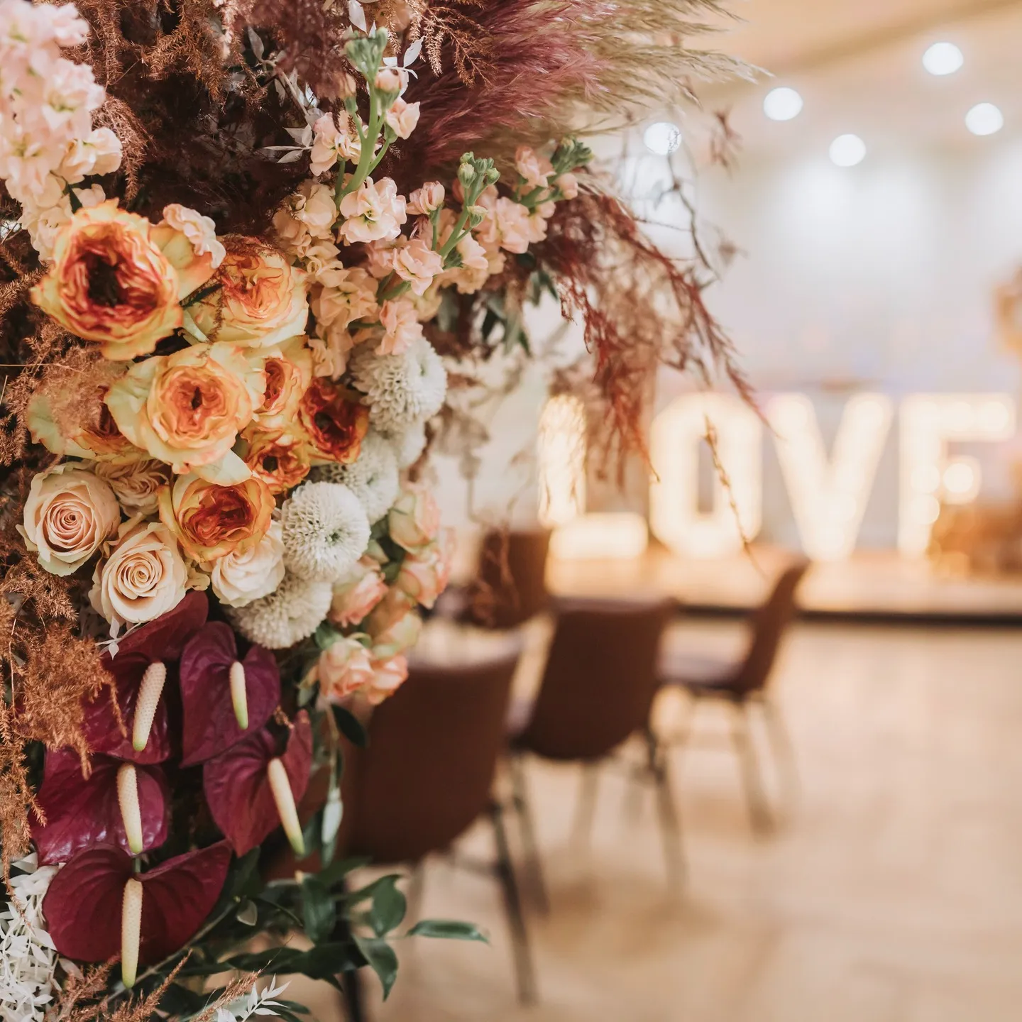 Bloemstuk met rozen en anthuriums