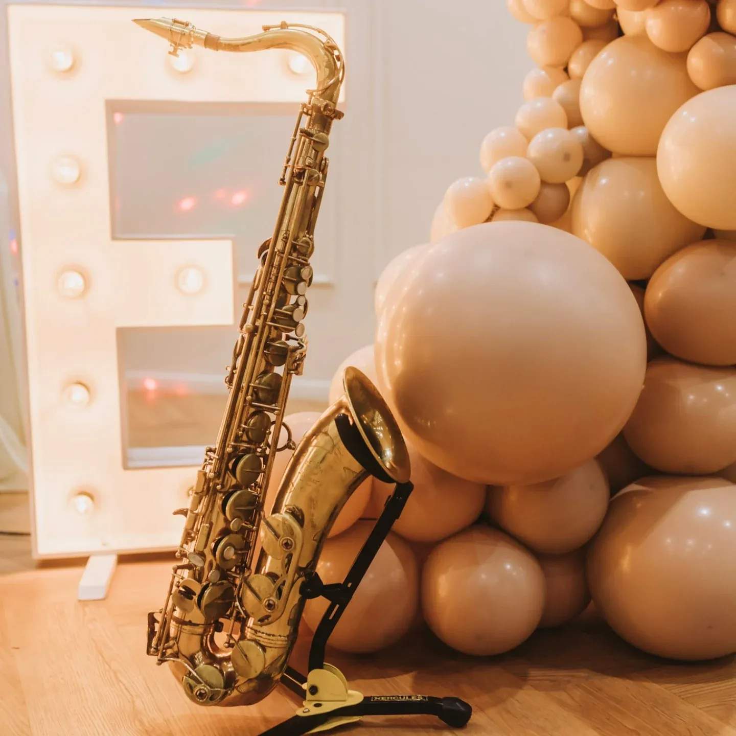 Saxofoon bij een ballonnenboog