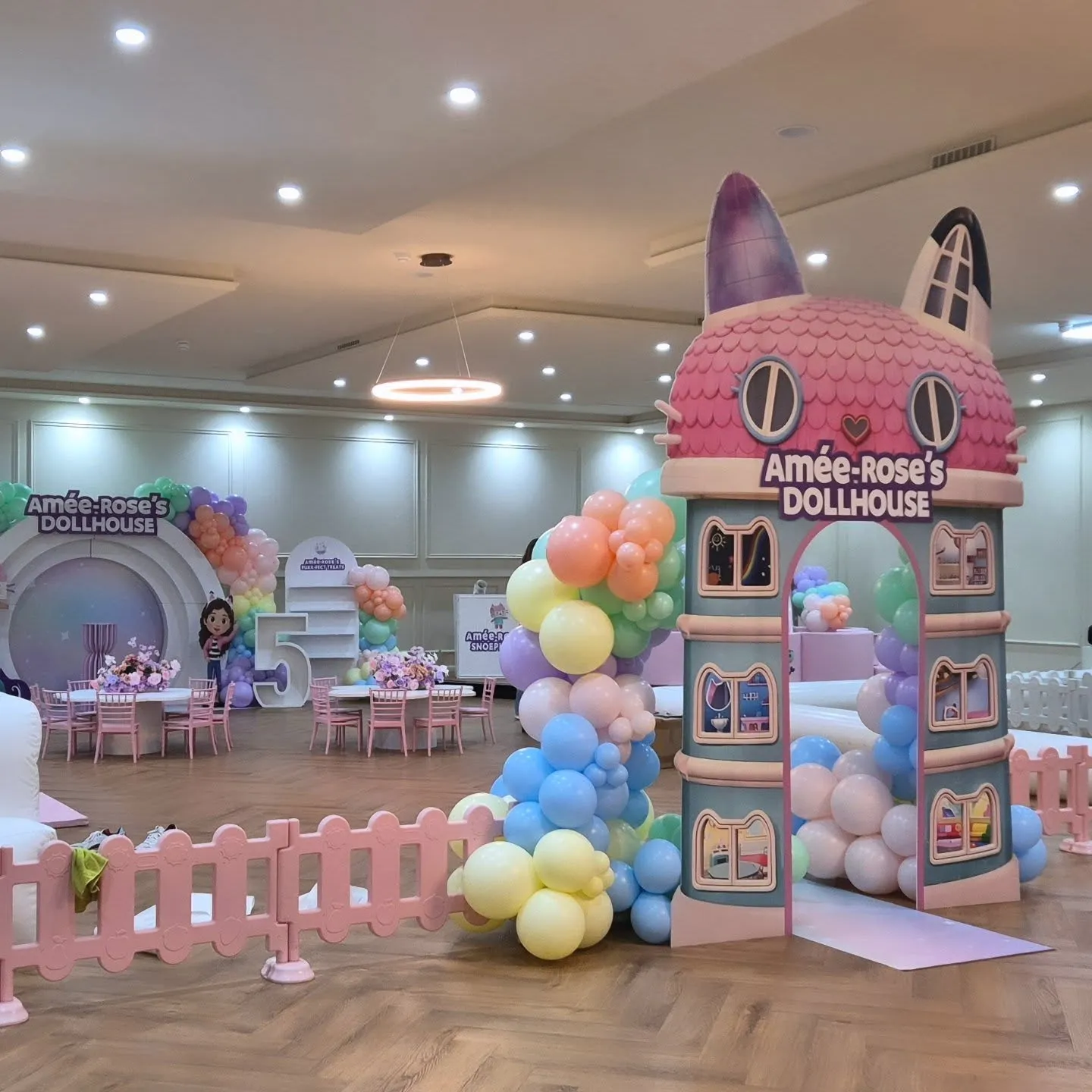Kinderfeest met een themadecoratie in de zaal
