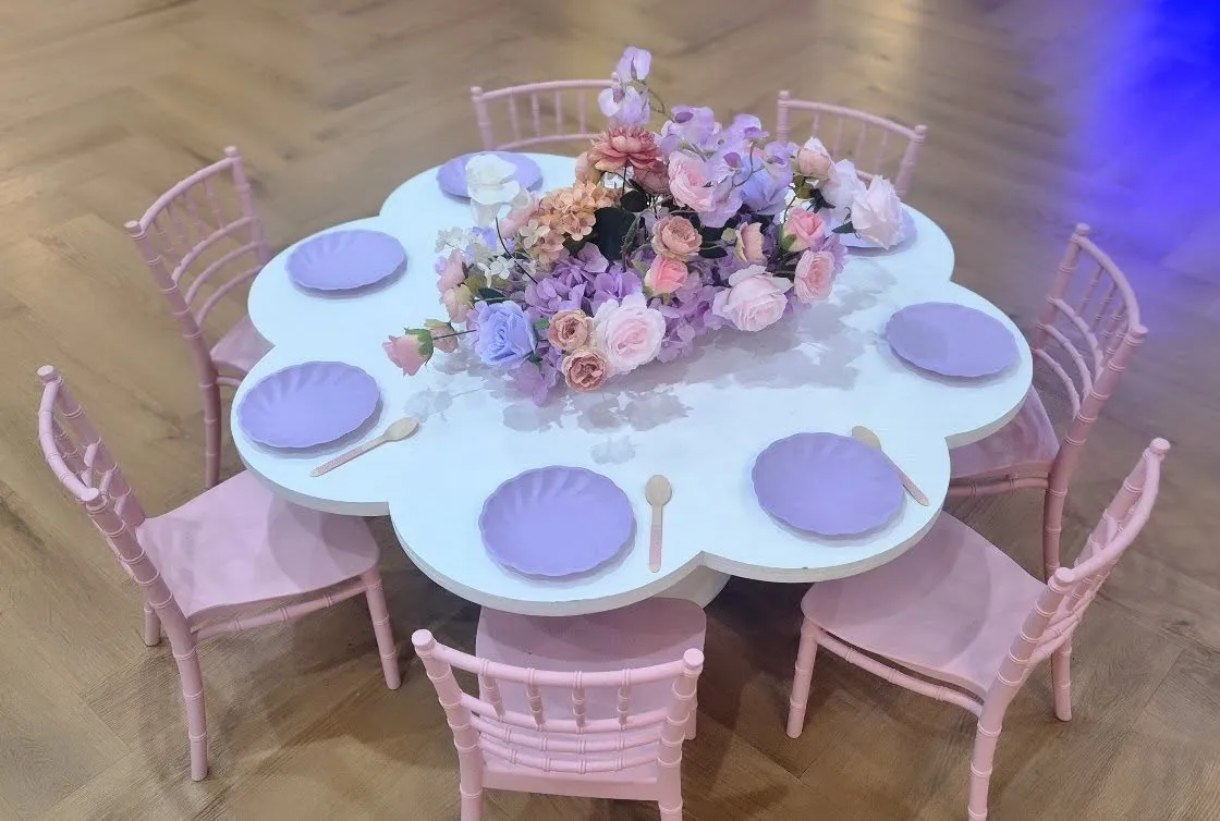 Roze gedekte kindertafel