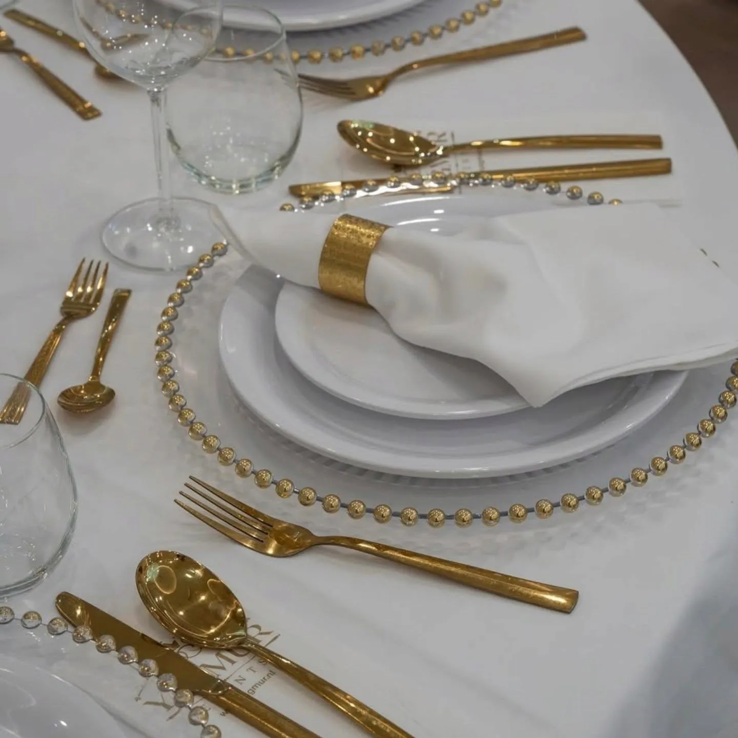 Gedekte tafels met bloemen